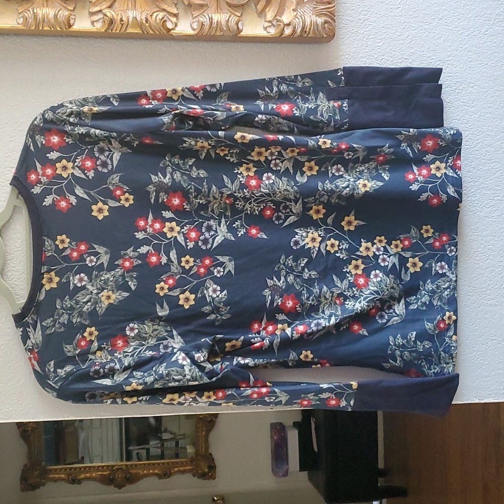 Top - Picture 2 of 5